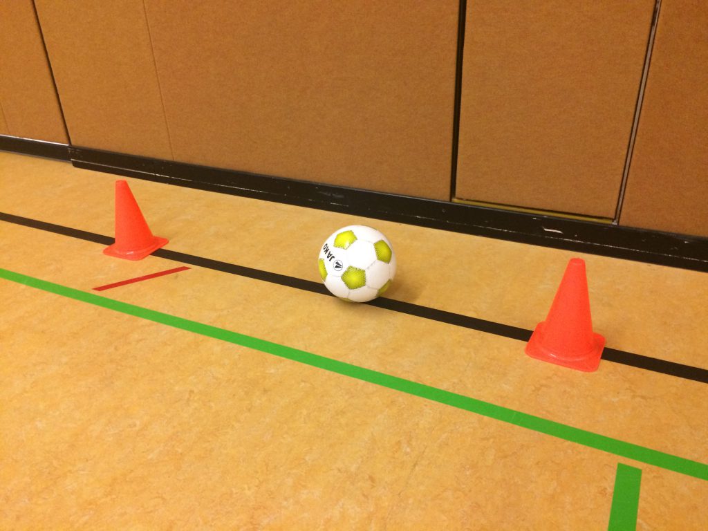 Tormarkierung mit Pylonen