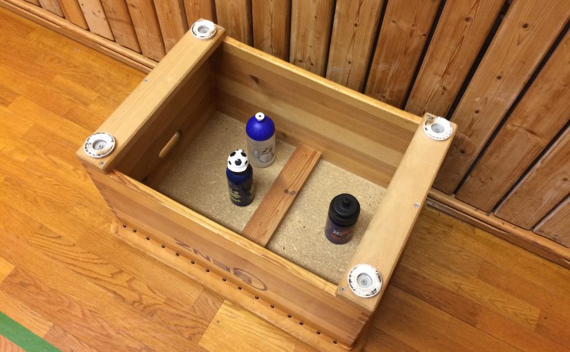 Trinkflaschenaufbewahrung in der Turnhalle